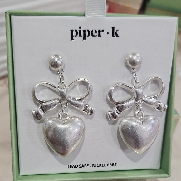 🔹️Piper K🔹️ Silver Heart And Bow  Statement Earrings ✨️🤍 - Picture 6 of 7